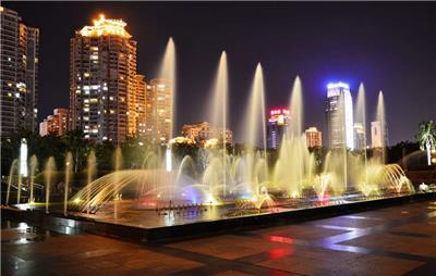 正方体标识雕塑 镂空结构与喷泉元素的艺术融合